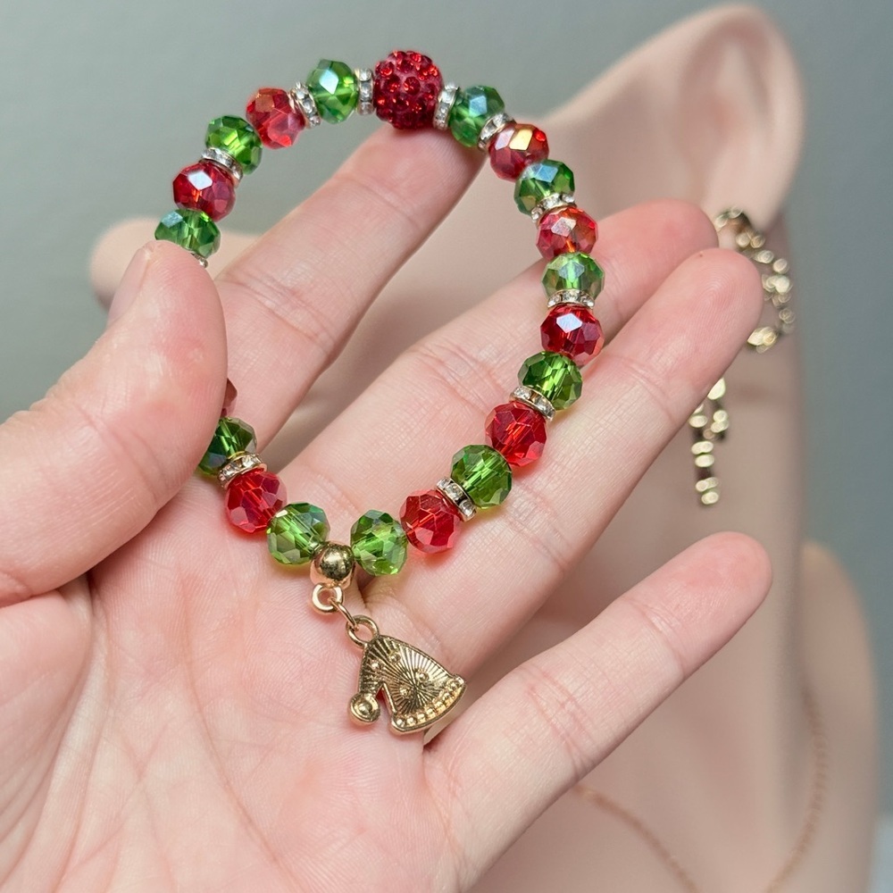 ⚜️ Festive Red and Green Beaded Bracelet with Santa Hat Charm - Picture 7 of 7